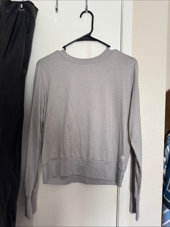 Vuori Tops - Vuori Light Gray Women’s Long-Sleeve Pullover Top